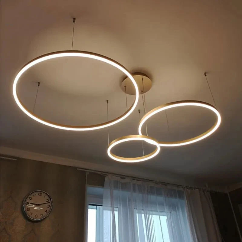 Lustre LED Minimaliste Moderne – Anneaux Dorés et Noirs pour Salon LUXORIA